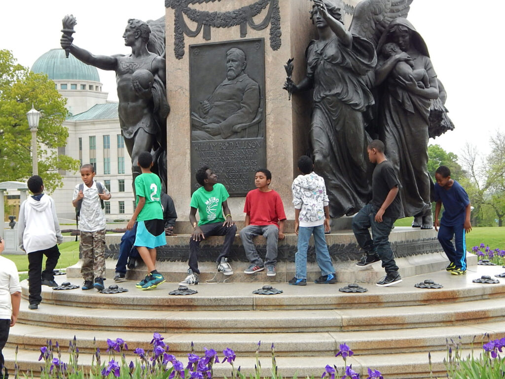 volunteer program for Youth Des Moines IA